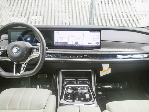 Used 2025 BMW 750e xDrive w/ Premium Package image 9