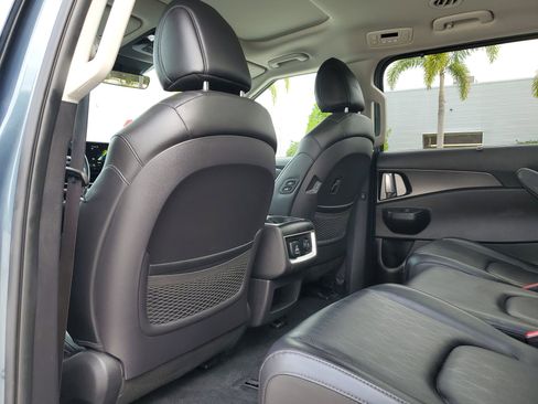 Used 2025 Kia Carnival SX w/ SX Dark Edition Package image 14