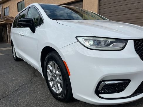Used 2024 Chrysler Pacifica Touring-L FWD image 21