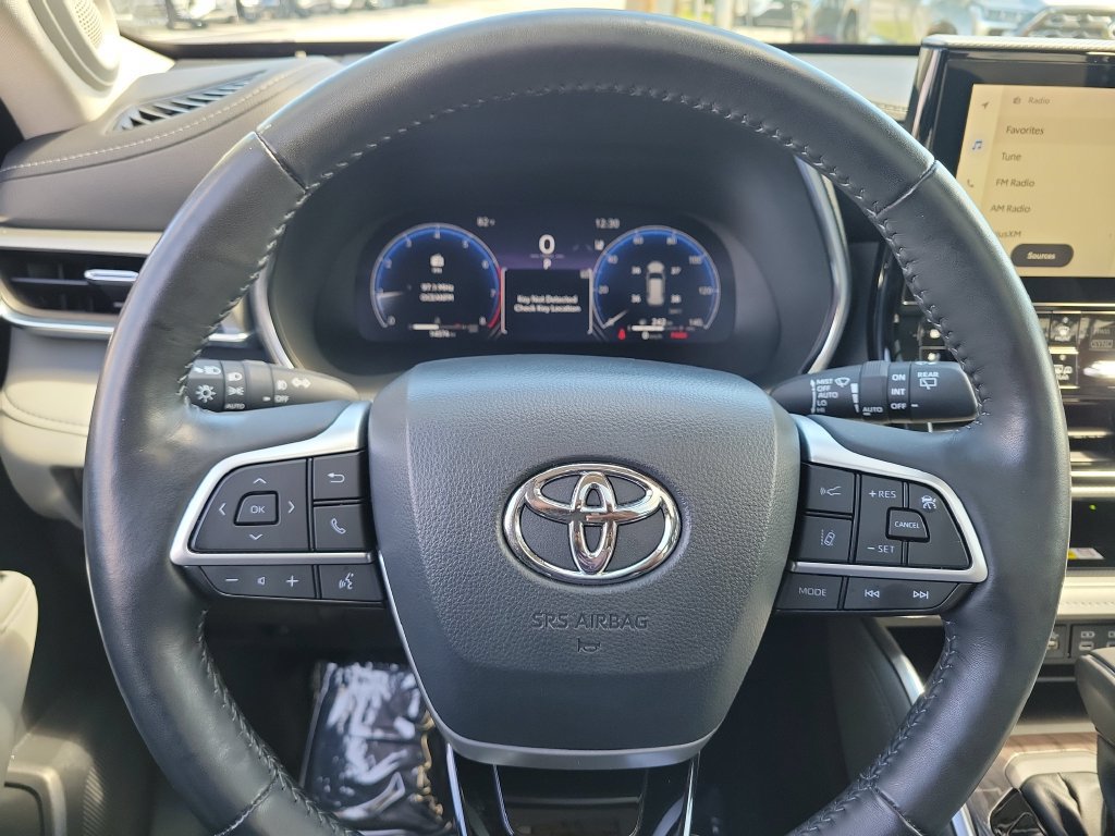 Used 2023 Toyota Highlander Platinum FWD image 8
