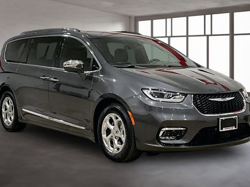 Used 2021 Chrysler Pacifica Limited w/ Uconnect Theater Family Group FWD image 9