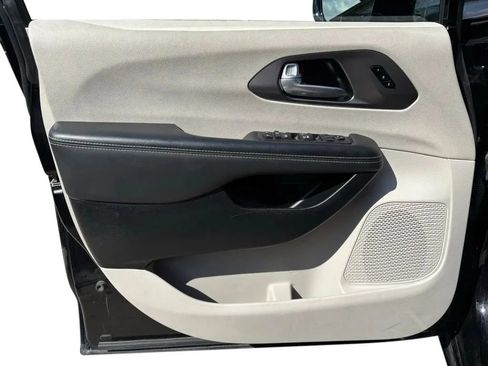 Used 2024 Chrysler Pacifica Touring-L FWD image 21