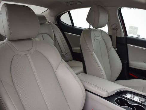 Used 2021 Genesis G70 2.0T image 17