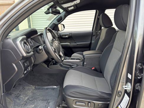 Used 2021 Toyota Tacoma TRD Sport w/ Technology Package RWD image 15