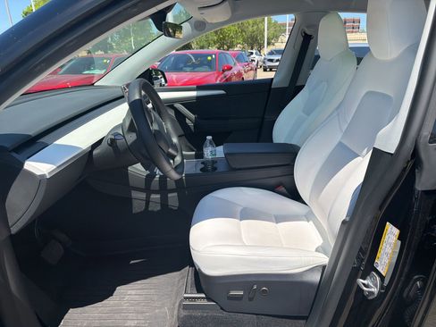 Used 2025 Tesla Model Y Long Range image 8