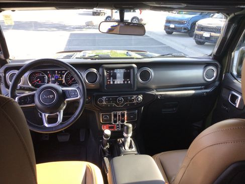 Used 2021 Jeep Gladiator Rubicon w/ LED Lighting Group AWD/4WD image 12