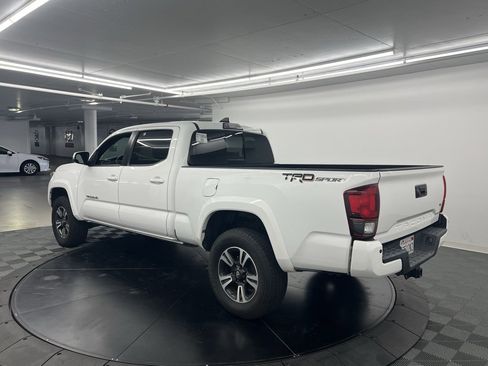 Used 2018 Toyota Tacoma TRD Sport image 3