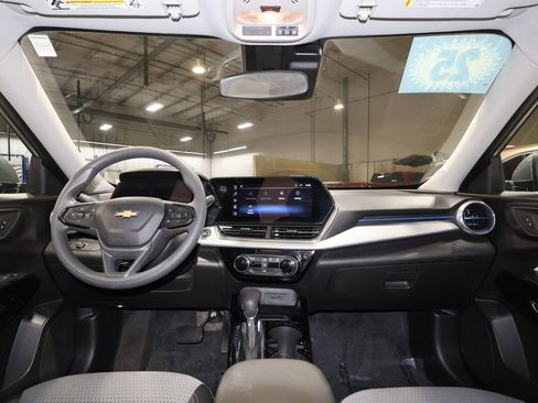 Certified 2025 Chevrolet Trax LT image 28