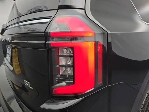 Used 2025 Nissan Armada SL image 19