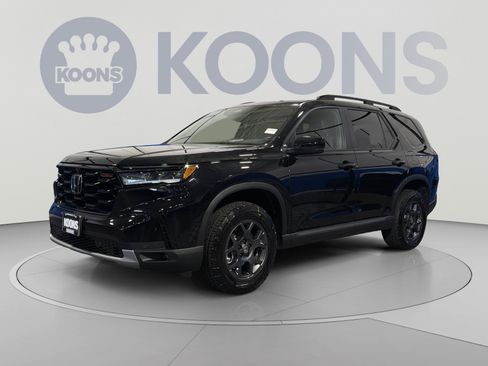 Used 2025 Honda Pilot TrailSport image 1