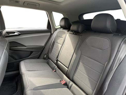 Used 2022 Volkswagen Taos SE w/ Panoramic Sunroof Package image 13