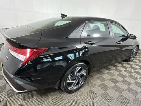 Used 2025 Hyundai Elantra SEL FWD image 3