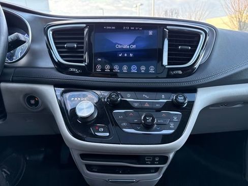 Used 2017 Chrysler Pacifica Limited w/ UConnect Theater Package image 22