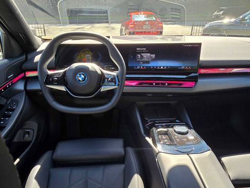 Used 2025 BMW i5 xDrive40 w/ Premium Package image 18