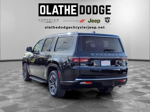 Certified 2024 Jeep Wagoneer Series II w/ Flexible Seating Group AWD/4WD image 3