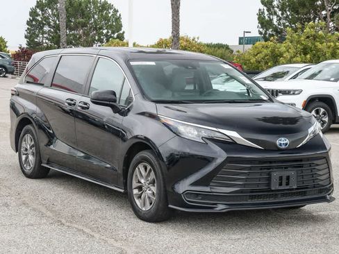 Used 2025 Toyota Sienna LE FWD image 3