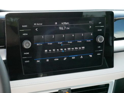 Certified 2025 Volkswagen Taos SE w/ Panoramic Sunroof Package AWD/4WD image 22