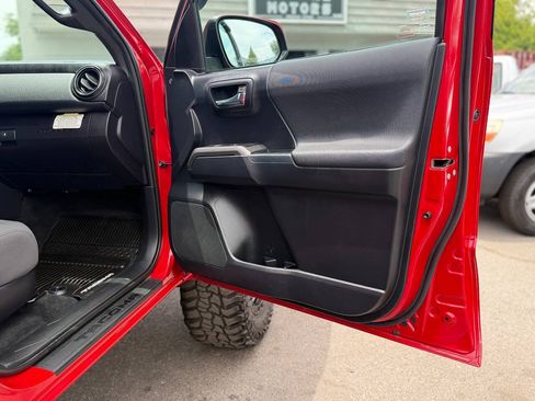 Used 2018 Toyota Tacoma TRD Off-Road w/ Technology Package AWD/4WD image 55