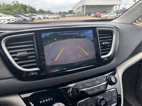 Used 2024 Chrysler Pacifica Touring-L image 17