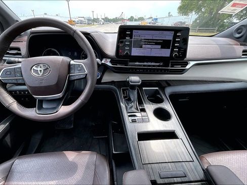 Used 2024 Toyota Sienna Platinum FWD image 14