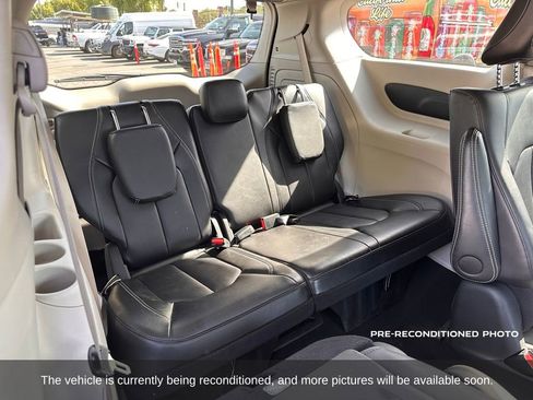 Used 2024 Chrysler Pacifica Select image 17