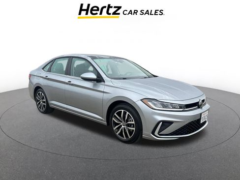 Used 2025 Volkswagen Jetta SE image 1