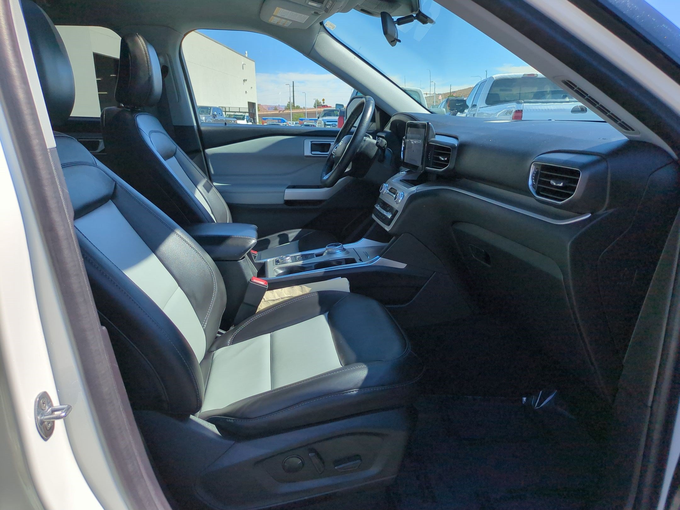 Used 2022 Ford Explorer XLT w/ Equipment Group 202A AWD/4WD image 32