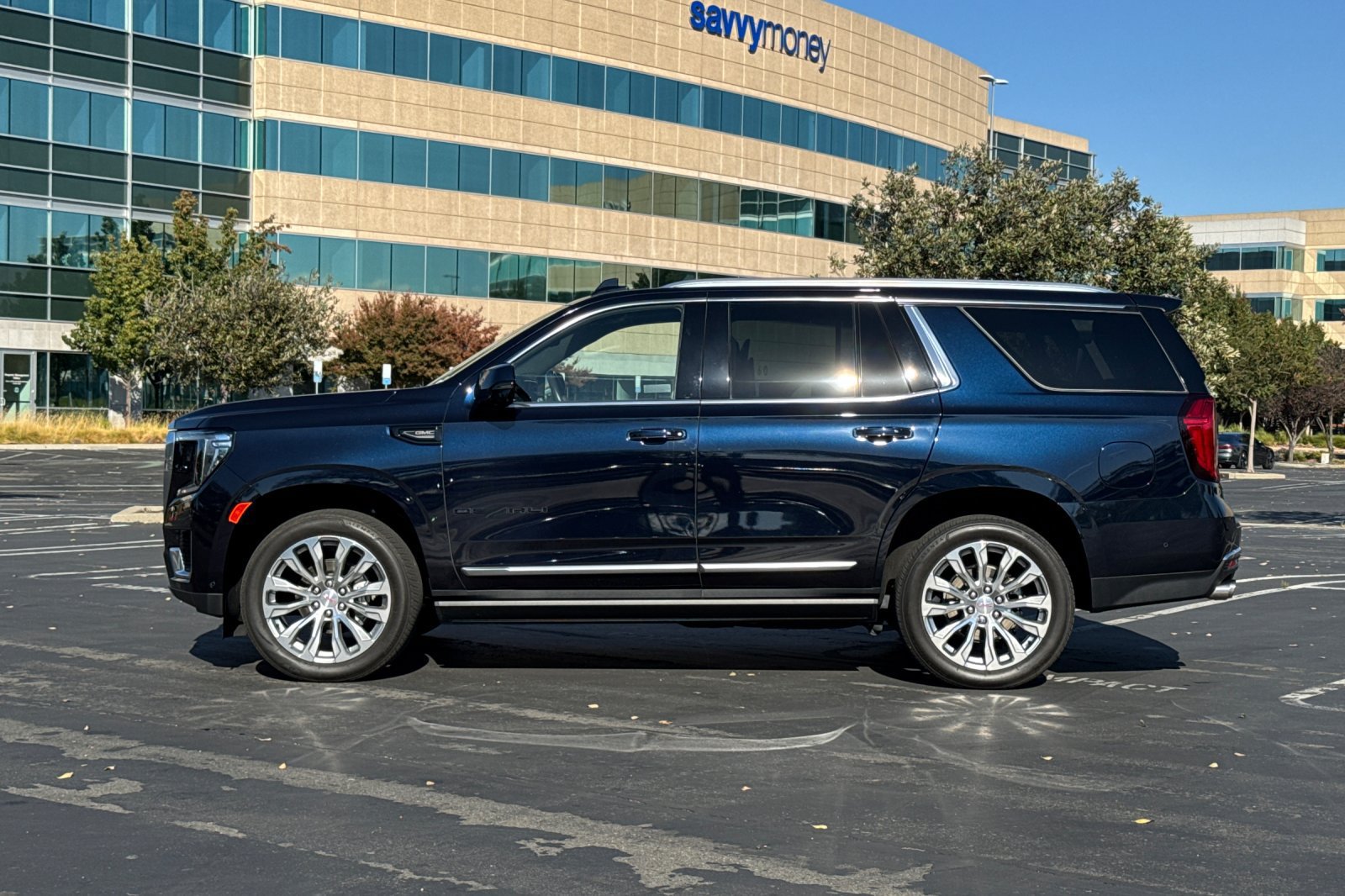 Used 2023 GMC Yukon Denali w/ Denali Reserve Package AWD/4WD image 7