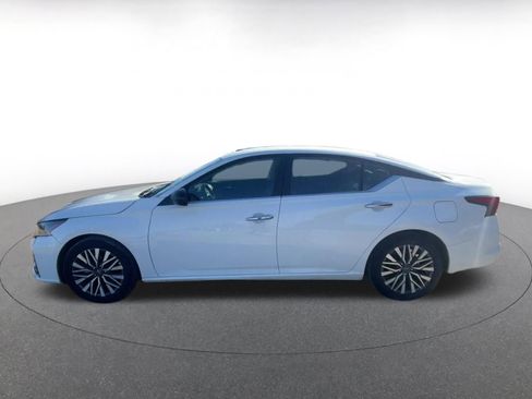 Used 2025 Nissan Altima 2.5 SV image 9