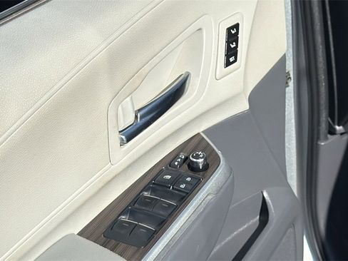 Used 2021 Toyota Sienna Limited image 9