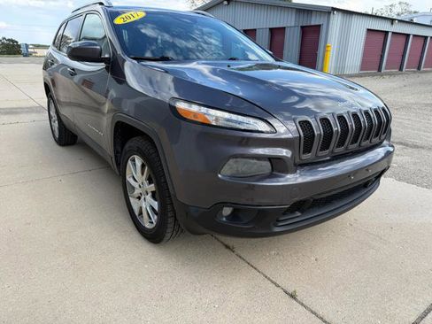 Used 2017 Jeep Cherokee Latitude AWD/4WD image 5