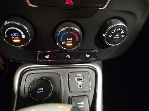 Used 2018 Jeep Compass Latitude w/ Cold Weather Group AWD/4WD image 14