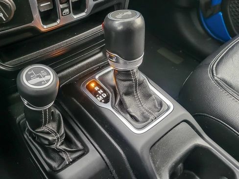 Used 2022 Jeep Wrangler Unlimited Sahara w/ Cold Weather Group AWD/4WD image 16