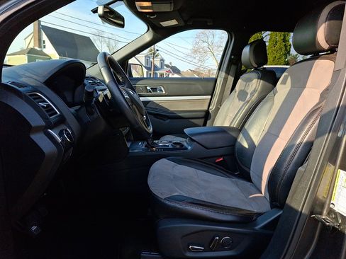 Used 2017 Ford Explorer XLT w/ Equipment Group 202A image 21