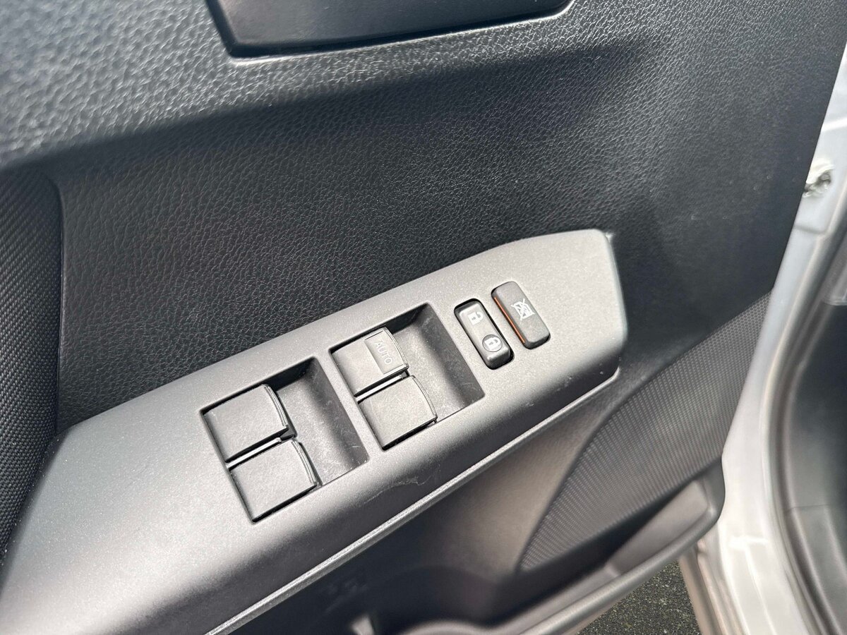 Used 2017 Toyota RAV4 LE FWD image 17