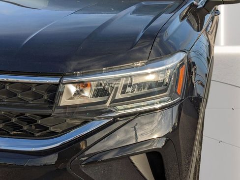 Used 2023 Volkswagen Taos SE w/ Panoramic Sunroof Package image 8