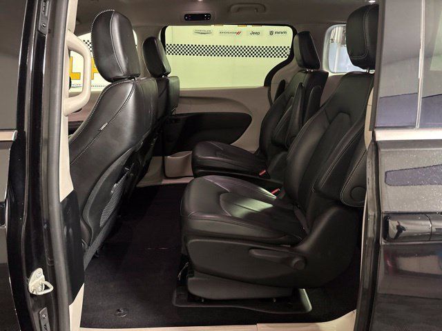 Used 2024 Chrysler Pacifica Limited FWD image 12