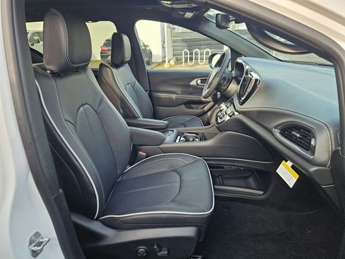 New 2026 Chrysler Pacifica Limited image 17