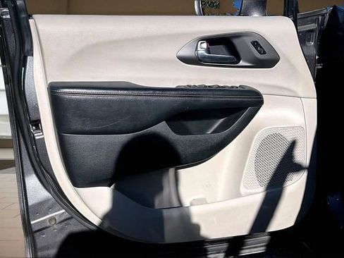 Used 2020 Chrysler Pacifica Touring-L image 23