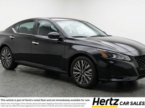 Used 2025 Nissan Altima 2.5 SV image 1