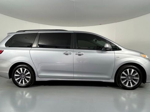 Used 2018 Toyota Sienna XLE Premium image 9