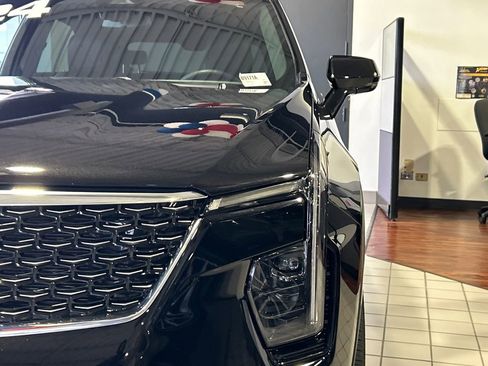 Used 2024 Cadillac XT4 Luxury w/ Cold Weather Package AWD/4WD image 12