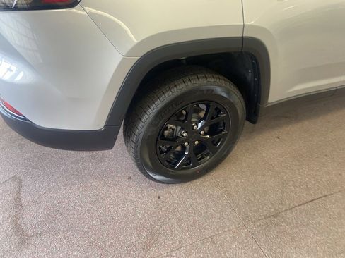 New 2025 Jeep Grand Cherokee Altitude image 17