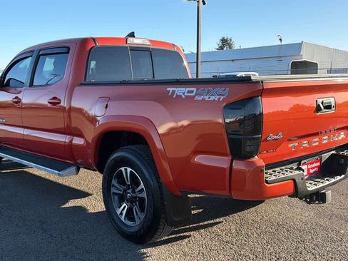 Used 2018 Toyota Tacoma TRD Sport w/ Technology Package image 4