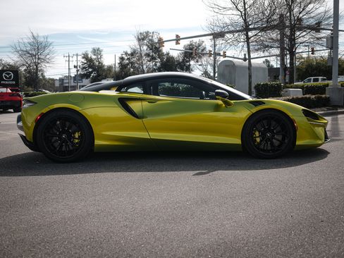 Used 2024 McLaren Artura image 12