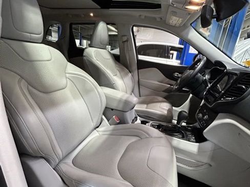 Used 2019 Jeep Cherokee Limited image 3