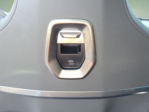 Used 2025 BMW 760i xDrive w/ Premium Package image 33