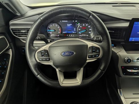 Certified 2022 Ford Explorer XLT w/ Equipment Group 202A RWD image 18
