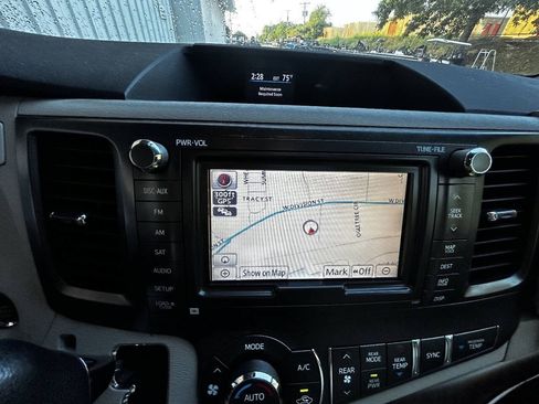 Used 2013 Toyota Sienna Limited w/ Premium Pkg AWD/4WD image 7