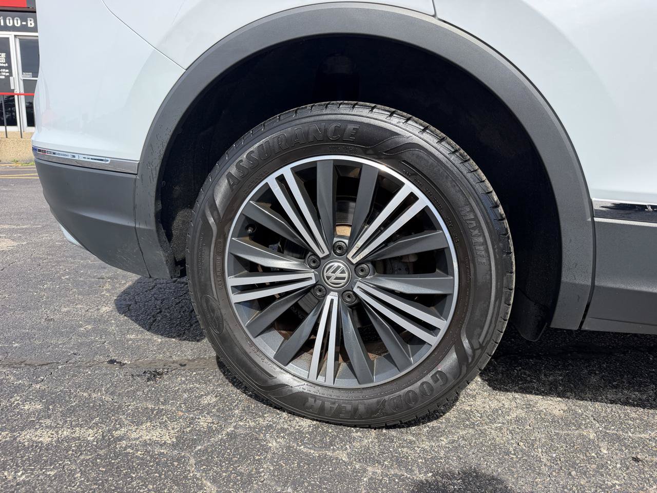 Used 2018 Volkswagen Tiguan SEL AWD/4WD image 9